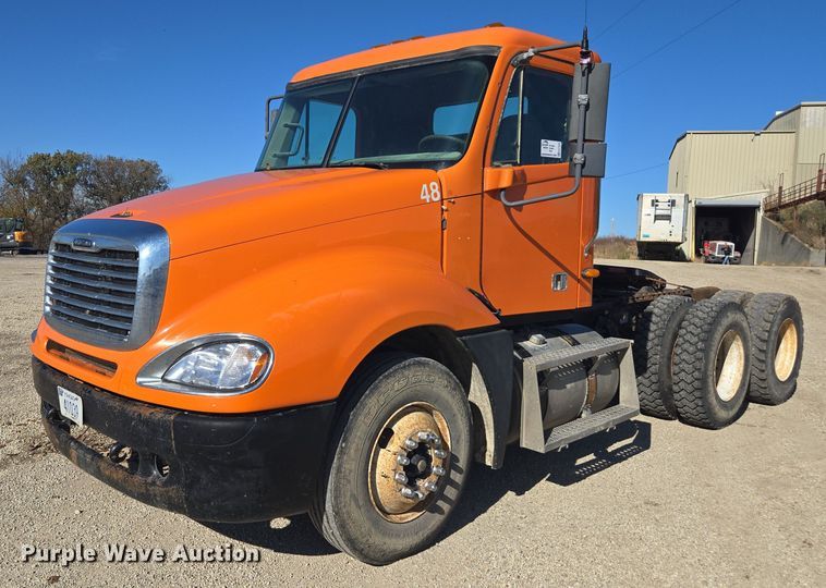 2002 Freightliner Columbia semi truck - EE7920