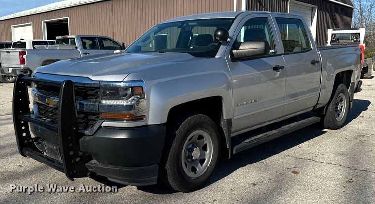 2018 Chevrolet Silverado 1500 Crew Cab pickup truck - EG6902