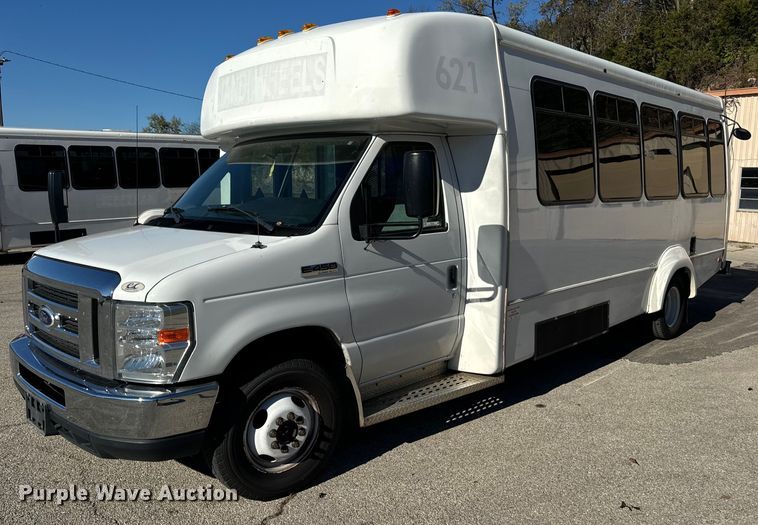 2014 Ford E450 Super Duty shuttle bus - EH7255