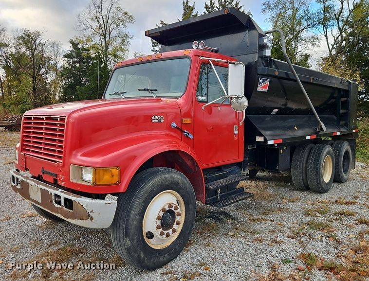 1999 International 4900 dump truck - EI8517