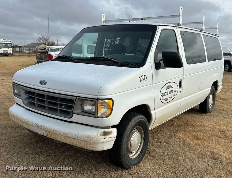 1994 Ford Club Wagon van - ER8216