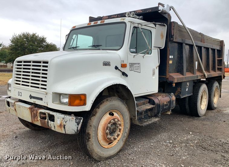 2001 International  4900 dump truck - JT9661