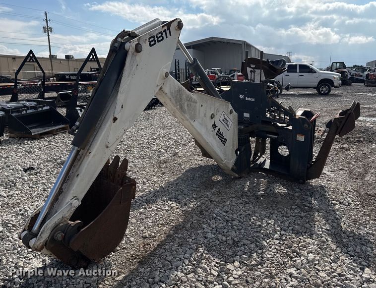 Bobcat 8811 backhoe attachment - DO7630