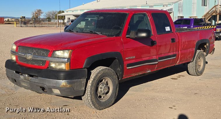 2004 Chevrolet Silverado 2500HD LS Crew Cab pickup truck - DV6557