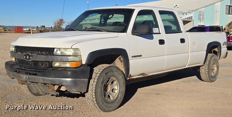 2002 Chevrolet Silverado 2500HD Crew Cab pickup truck - DV6565