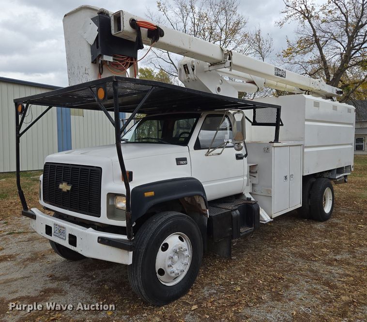 2000 Chevrolet  C7500 bucket truck - EE8697