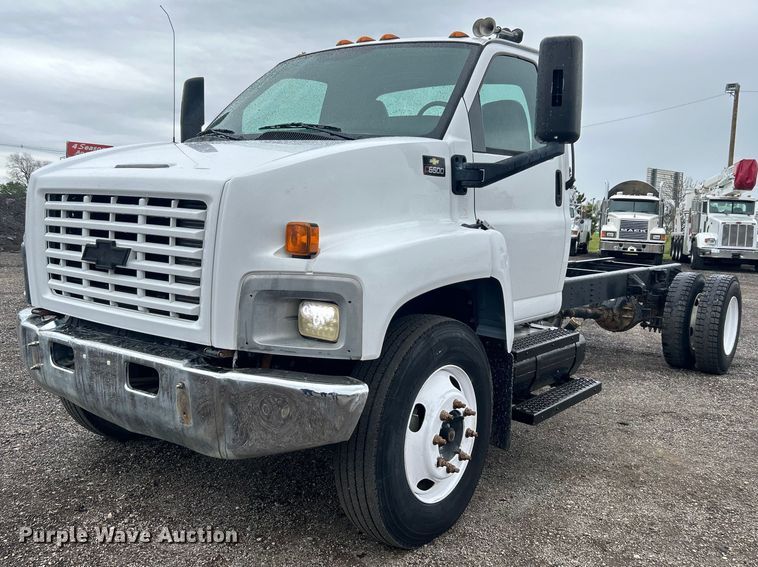 2008 Chevrolet  C6500 truck cab and chassis - EG1435