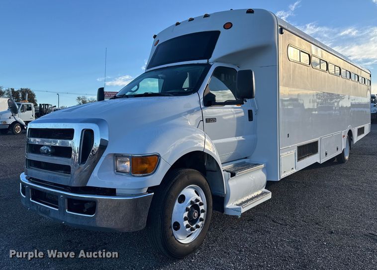 2010 Ford F650 Super Duty XLT shuttle bus - EG2197