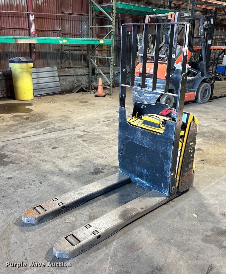 Yale MBP045VGN24T2746 pallet jack - EJ4942