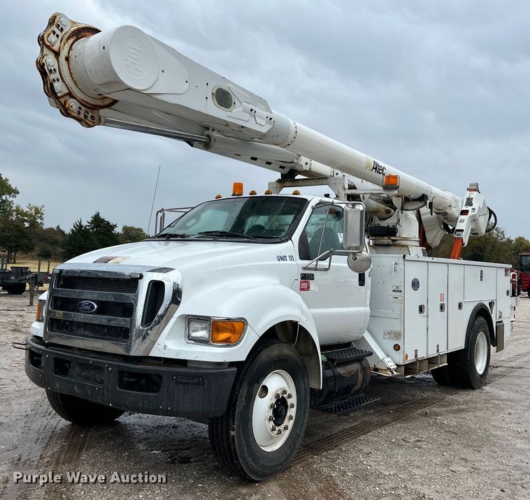 2011 Ford F750 Super Duty bucket truck - DL0485
