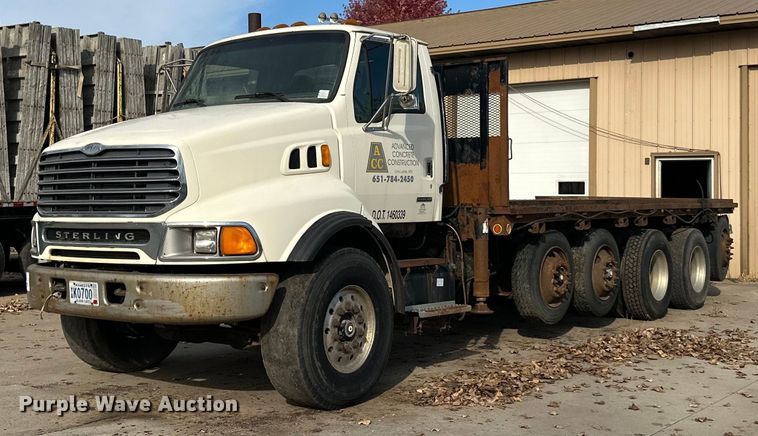 2001 Sterling  L-Line flatbed truck - DN0830