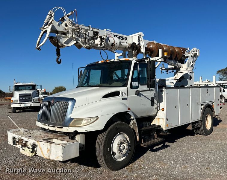 2012 International 4300 digger derrick truck - DP5942
