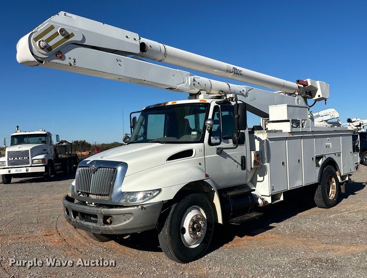 2003 International 4300 bucket truck - DP5943