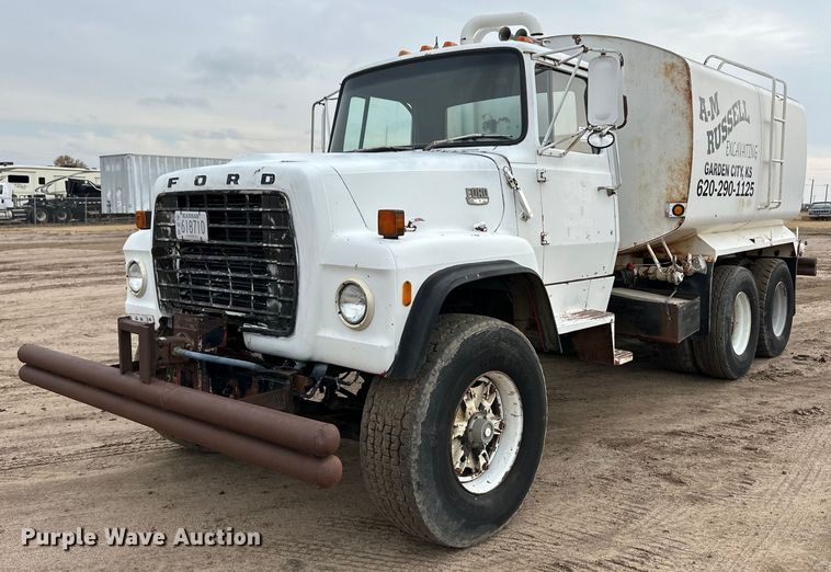 1977 Ford water truck - DQ3179