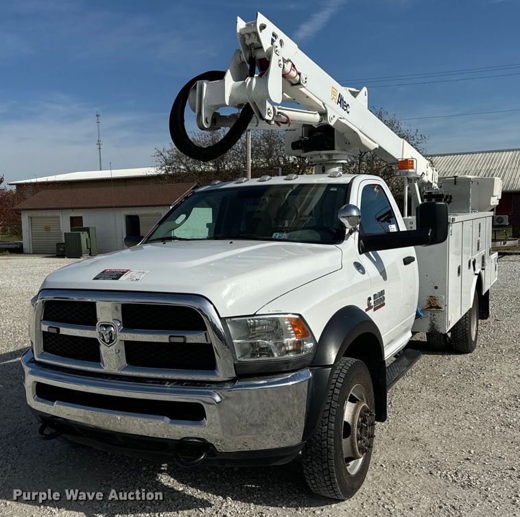 2013 Dodge Ram 5500HD bucket truck - DT2112