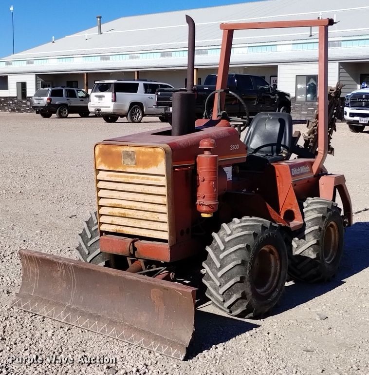 1981 Ditch Witch 2300 trencher - DV6561