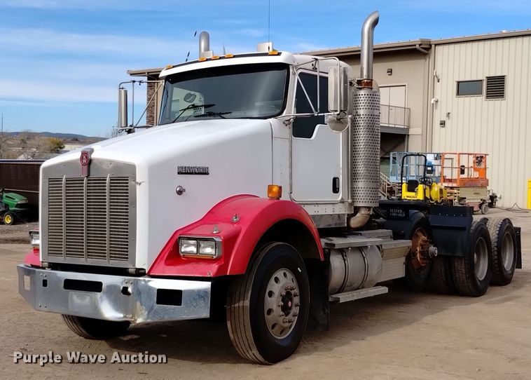 2005 Kenworth T800 semi truck - DV6572
