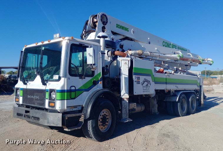 2002 Mack MR concrete pump truck - DW0822