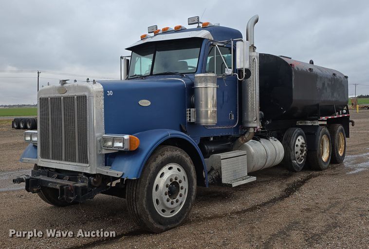 1999 Peterbilt 378 water truck - DW3899