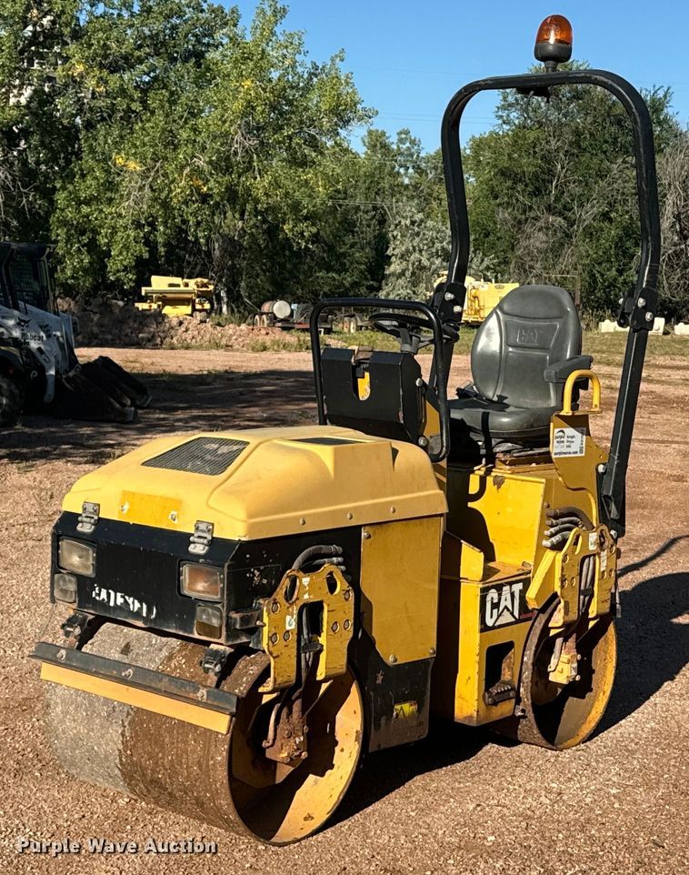 2006 Caterpillar CB-114 double drum vibratory roller - EE7667