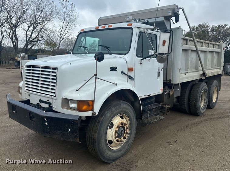 1999 International 4900 dump truck - EE7898