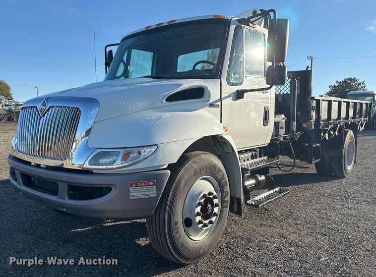 2008 International 4300 crane truck - EG2216