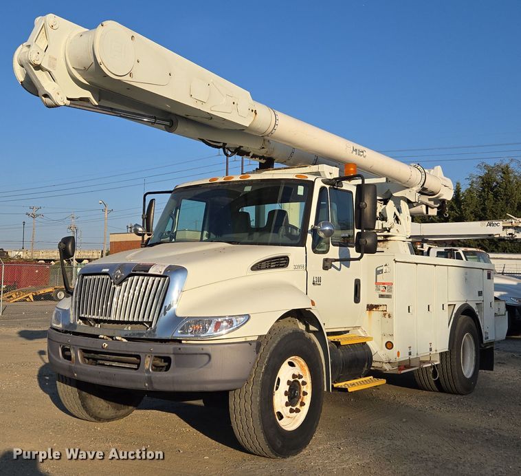 2007 International 4300 bucket truck - EI4079