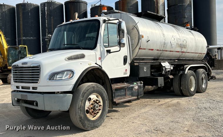 2006 Freightliner Business Class M2 oil distributor truck - EK3626