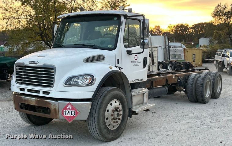 2005 Freightliner Business Class M2 106 truck cab and chassis - EK3645