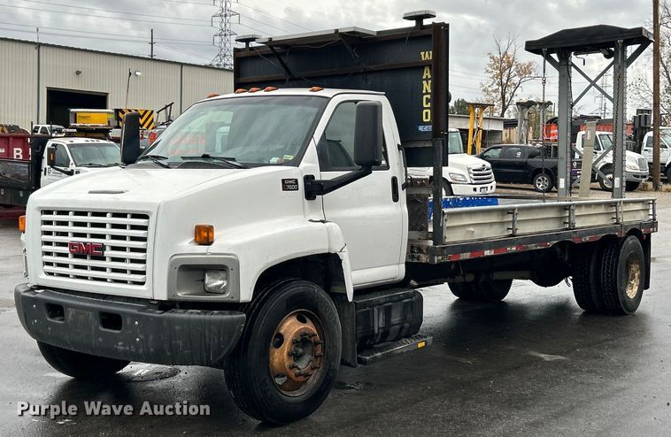 2007 GMC C7500 flatbed truck - EK3657