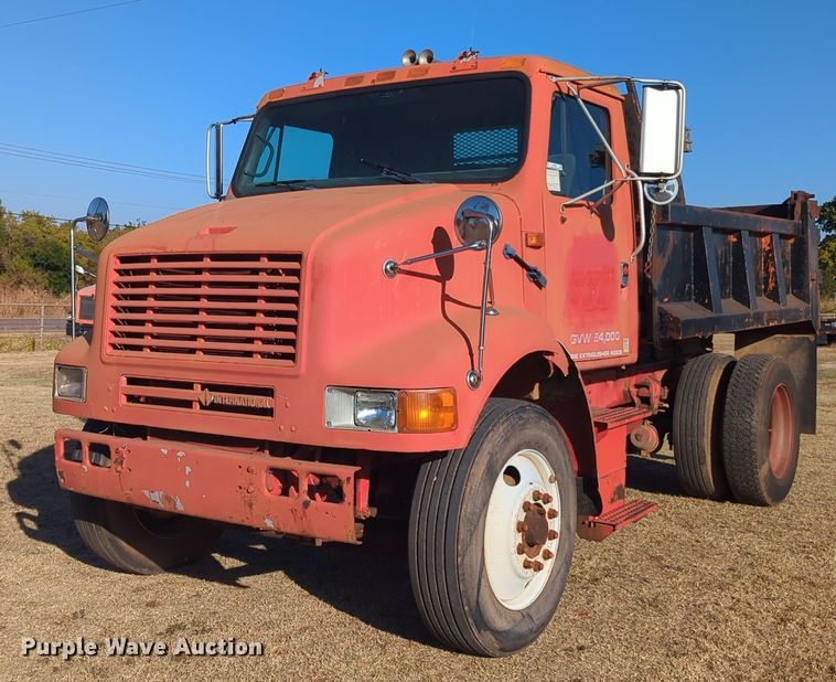 1990 International 8100 dump truck - EQ2392