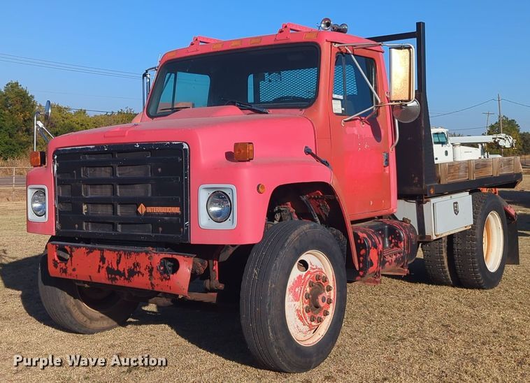 1989 International 1955 flatbed truck - EQ2393