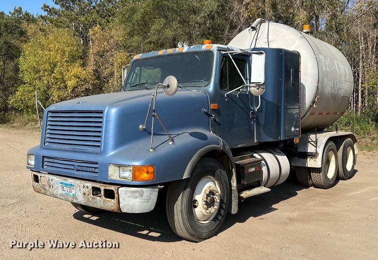 1993 International  8200 tank truck - LR9521
