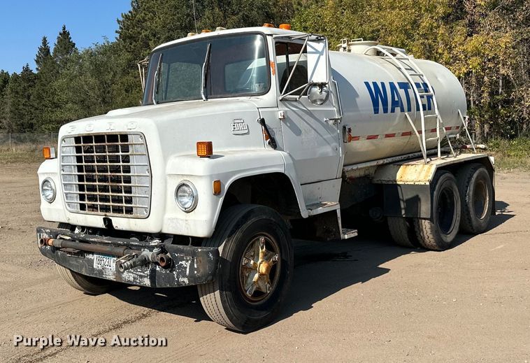 1980 Ford  8000 water truck - LR9523