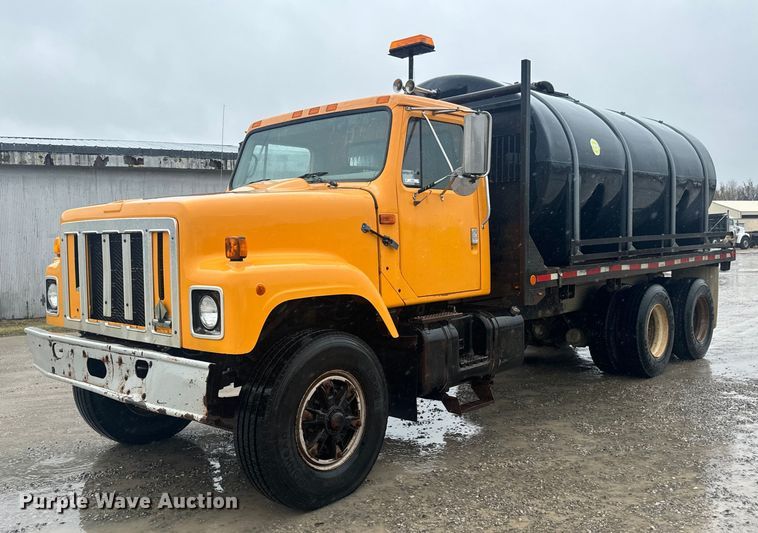 1998 International  2574 tank truck - MS9957