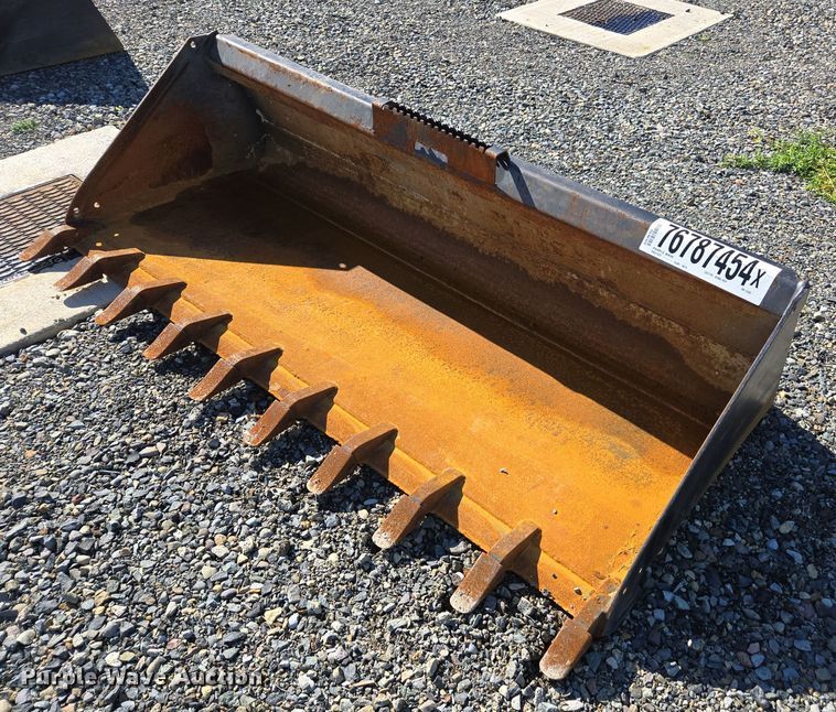 82" W skid steer bucket - YA0110