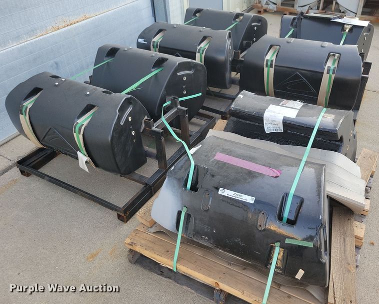 (9) AGCO Challenger 810 kg front weights - JO9365