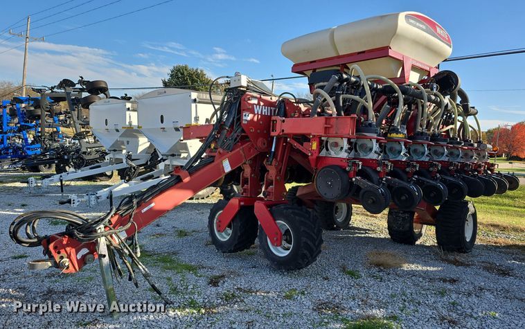 2006 White 8831 split row planter - LW9972