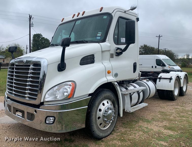 2013 Freightliner  Cascadia 113 semi truck - DM1849