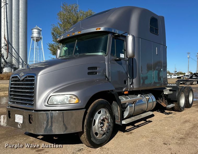 2000 Mack CX6 semi truck - DM2735
