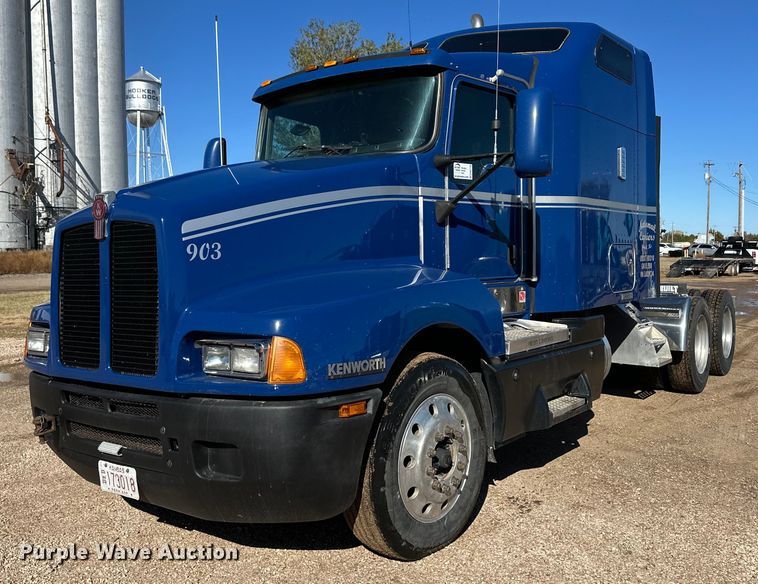 2005 Kenworth T600 semi truck - DM2736
