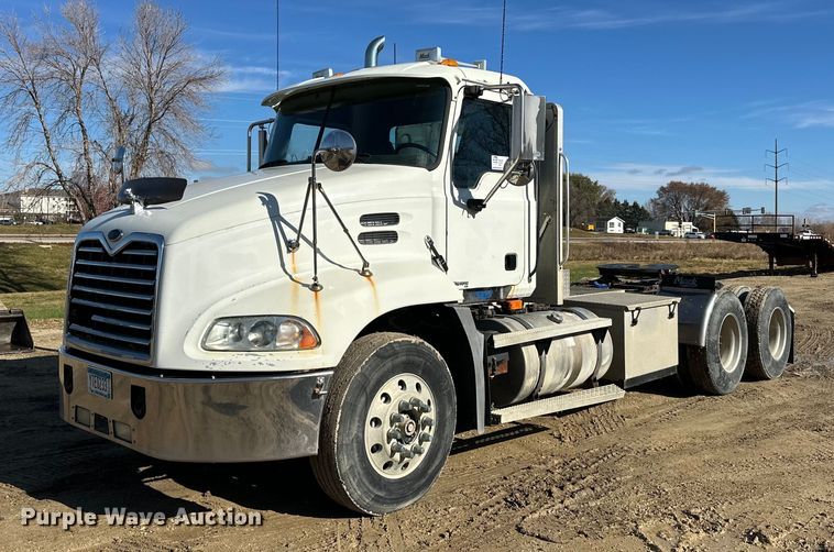 2005 Mack 600 semi truck - DN0833