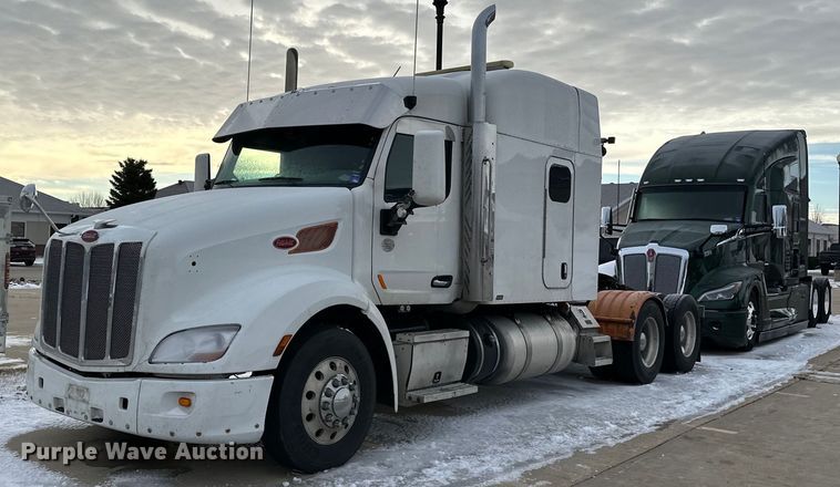 2017 Peterbilt  579 semi truck - DN0863
