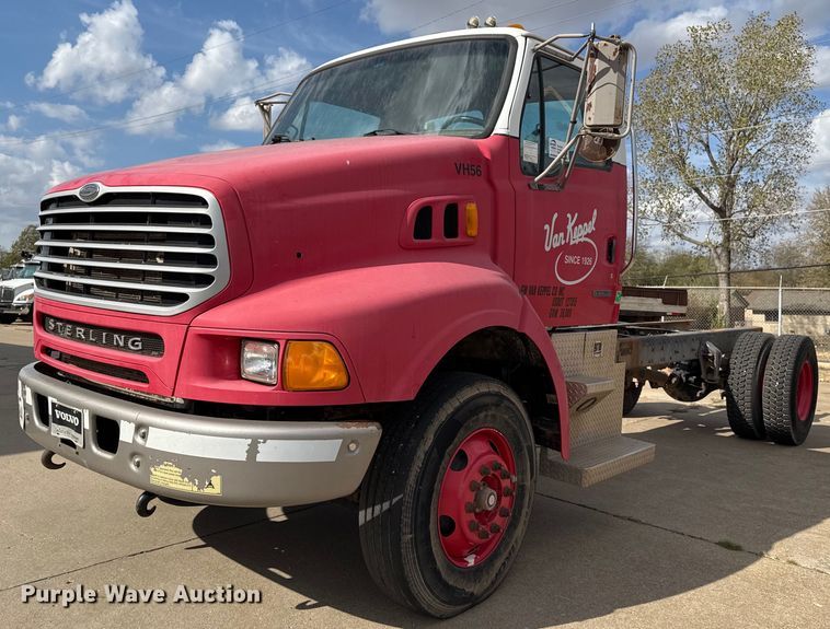2005 Sterling LT9500 truck cab and chassis - DO7615