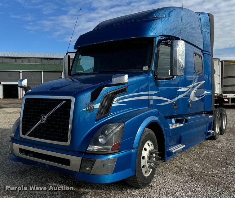 2015 Volvo D13 semi truck - DT2127