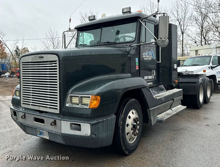1999 Freightliner FLD120 semi truck - DT2205