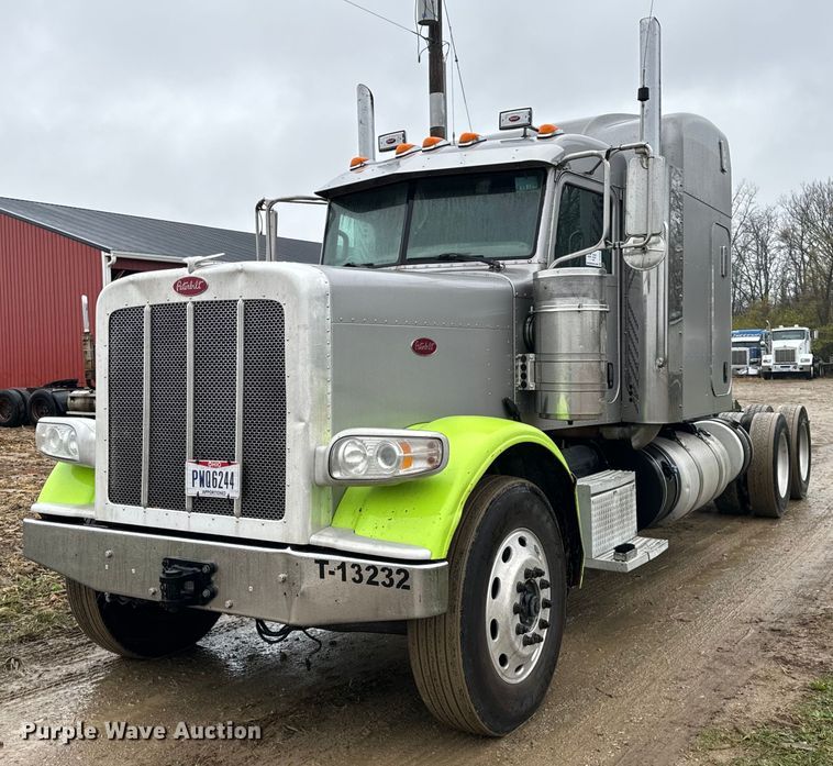 2014 Peterbilt  388 semi truck - DT2222