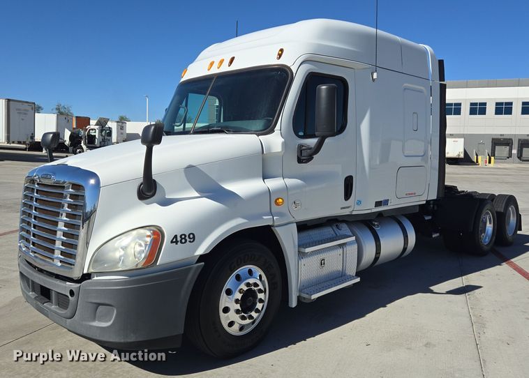 2011 Freightliner Cascadia 125 semi truck - DT5320