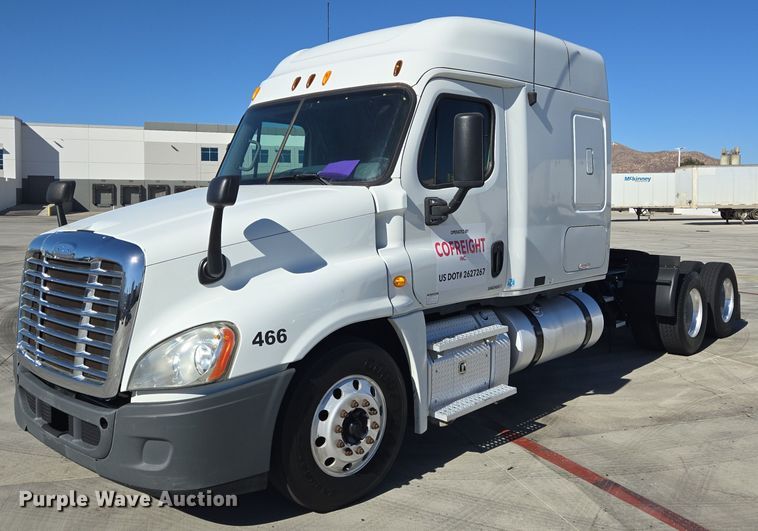 2011 Freightliner Cascadia 125 semi truck - DT5326