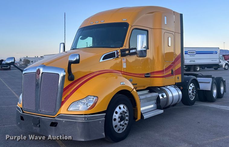 2020 Kenworth T680 semi truck - DT7010